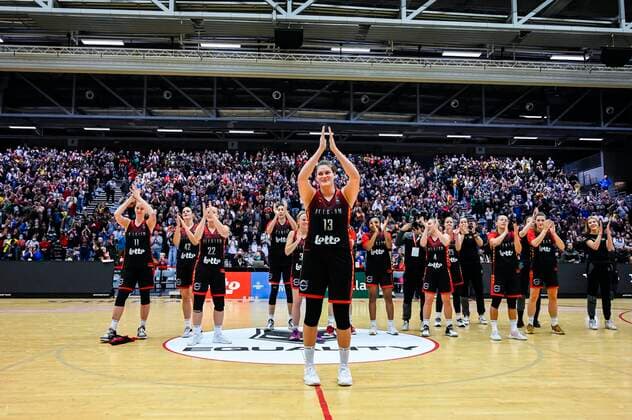 KORTRIJK, BELGIUM - NOVEMBER 14 : Kyara Linskens and Team Belgium celebrate after the FIBA Women s EuroBasket 2023 Qualifiers match between Belgium and Germany on November 14, 2021 in Kortrijk, Belgium, 14 11 2021 ( Belgium v Germany - FIBA Women s EuroBasket 2023 Qualifiers PhotoNews Panoramic 