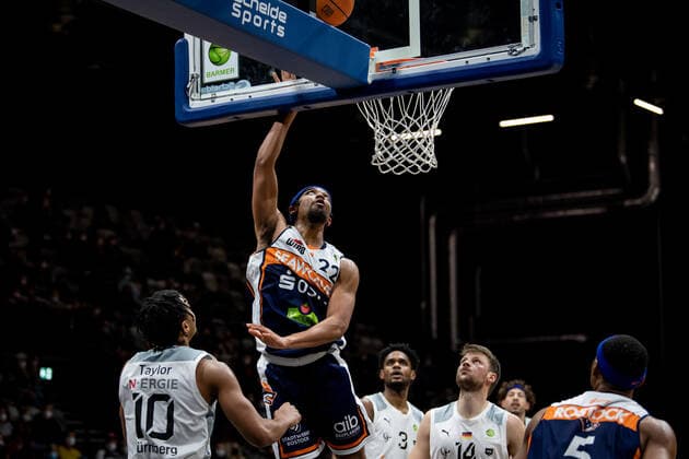 14 11 2021 Basketball Season 2021 2022 2 Bundesliga Pro A 10 Game Day Nuremberg Falcons Basketball Club NBC Rostock Seawolves ThHa Evan Derek Taylor 10, Nuremberg Falcons BC NBC Nijal Eman Pearson 22, Rostock Seawolves.