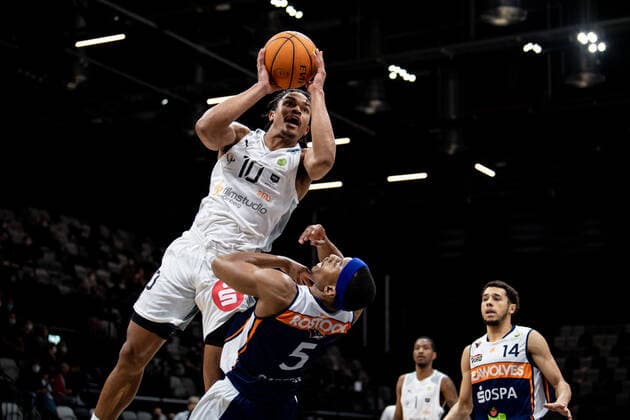 14 11 2021 Basketball Season 2021 2022 2 Bundesliga Pro A 10 Game Day Nuremberg Falcons Basketball Club NBC Rostock Seawolves ThHa Evan Derek Taylor 10, Nuremberg Falcons BC NBC Christopher John Carter 5, Rostock Seawolves offensive foul.