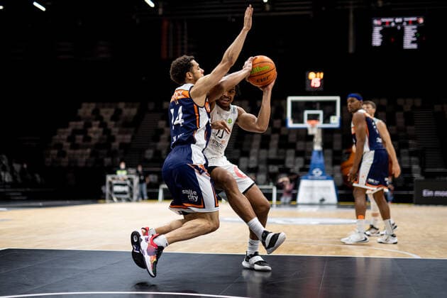 14 11 2021 Basketball Season 2021 2022 2 Bundesliga Pro A 10 Game Nuremberg Falcons Basketball Club NBC Rostock Seawolves ThHa Jordan Jamal Roland 14, Rostock Seawolves Evan Derek Taylor 10, Nuremberg Falcons BC NBC