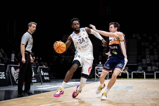 14 11 2021 Basketball Season 2021 2022 2 Bundesliga Pro A 10 Spieltag Nürnberg Falcons Basketball Club NBC Rostock Seawolves ThHa Roland L Amour Nyama 24, Nürnberg Falcons BC NBC Stefan Ilzhöfer Ilzhoefer 12, Rostock Seawolves