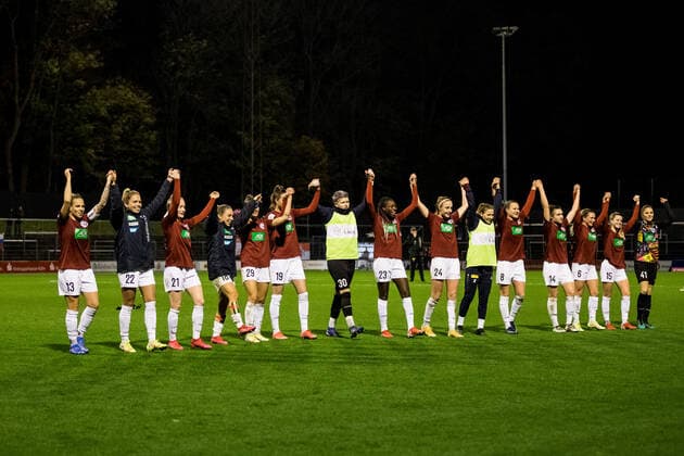 FLYERALARM Womens Bundesliga, 1 FC Koeln 1 FFC Turbine Potsdam 14 11 2021 The players of 1 FFC Turbine Potsdam thank the travelling fans after the victory FLYERALARM Womens Bundesliga, 1 FC Koeln 1 FFC Turbine Potsdam, Koeln, Geissbockheim DFL REGULATES PROHIBIT ANY USE OF PHOTOGRAPHS AS IMAGE SEQUENCES AND OR QUASI VIDEO Copyright: xBEAUTIFULxSPORTS Wunderlx