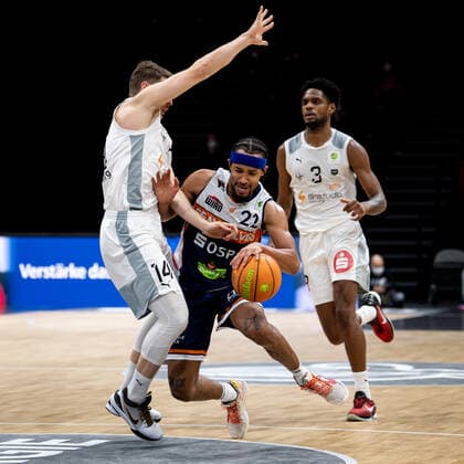 14 11 2021 Basketball Season 2021 2022 2 Bundesliga Pro A 10 Spieltag Nürnberg Falcons Basketball Club NBC Rostock Seawolves ThHa Sebastian Schröder Schroeder 14, Nürnberg Falcons BC NBC Nijal Eman Pearson 22, Rostock Seawolves