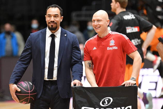 Demond Greene Co Coach, FC Bayern Muenchen Basketball left and Luka Svilar Athletic Trainer, FC Bayern Muenchen Basketball right , Niners Chemnitz vs FC Bayern Muenchen, 14 11 2021, BBL Pokal, Quarterfinal, GER, Season 2021 2022 Niners Chemnitz vs FC Bayern Muenchen, 14 11 2021, BBL Pokal, Quarterfinal, GER, Season 2021 2022 Chemnitz Copyright: xBertxHarzer xEibner-xPressefotox