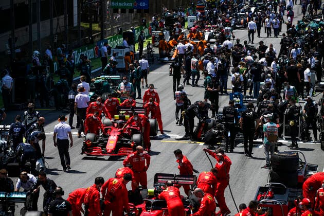 55 SAINZ Carlos (spa), Scuderia Ferrari SF21 on the grid during the Formula 1 Heineken Grande Premio De Sao Paulo 2021, Sao Paulo Grand Prix, 19th round of the 2021 FIA Formula One World Championship, WM, Weltmeisterschaft from November 12 to 14, 2021 on the Interlagos Circuit, in Sao Paulo, Brazil - F1 - SAO PAULO GRAND PRIX 2021 - RACE DPPI Panoramic  00121040_FGO03967.JPG_