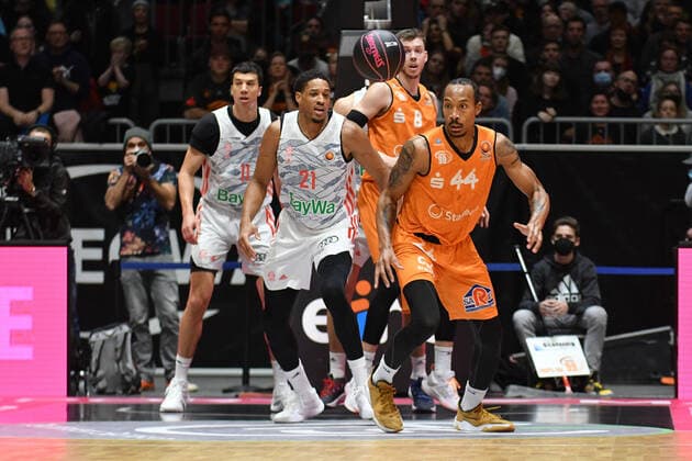 Darion Atkins Niners Chemnitz r and Augustine Rubit FC Bayern Muenchen Basketball l , Niners Chemnitz vs FC Bayern Muenchen, 14 11 2021, BBL Pokal, Quarterfinals, GER, Season 2021 2022 Niners Chemnitz vs FC Bayern Muenchen, 14 11 2021, BBL Pokal, Quarterfinals, GER, Season 2021 2022 Chemnitz Copyright: xBertxHarzer xEibner-xPressefotox
