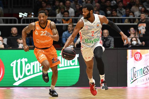 Corey Walden FC Bayern Muenchen Basketball r and Gerald Robinson Niners Chemnitz li , Niners Chemnitz vs FC Bayern Muenchen, 14 11 2021, BBL Cup, Quarterfinals, GER, Season 2021 2022 Niners Chemnitz vs FC Bayern Muenchen, 14 11 2021, BBL Cup, Quarterfinals, GER, Season 2021 2022 Chemnitz Copyright: xBertxHarzer xEibner-xPressefotox