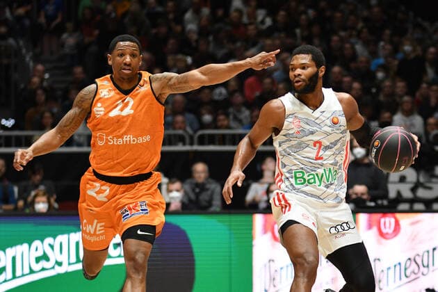 Corey Walden FC Bayern Muenchen Basketball r and Gerald Robinson Niners Chemnitz li , Niners Chemnitz vs FC Bayern Muenchen, 14 11 2021, BBL Cup, Quarterfinals, GER, Season 2021 2022 Niners Chemnitz vs FC Bayern Muenchen, 14 11 2021, BBL Cup, Quarterfinals, GER, Season 2021 2022 Chemnitz Copyright: xBertxHarzer xEibner-xPressefotox