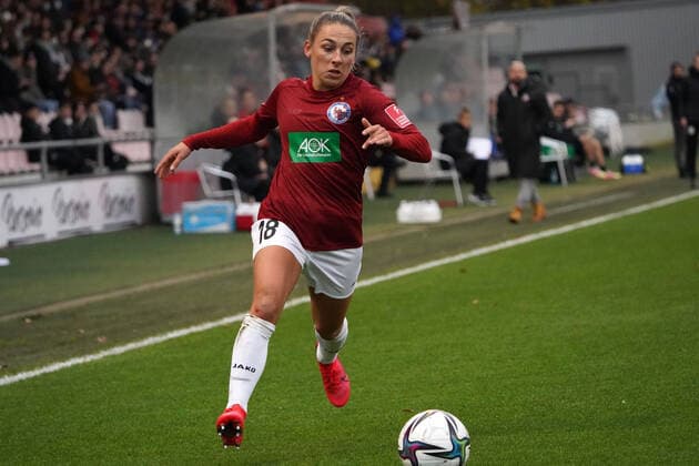 14 11 2021, Frauen Fussball GER, Saison 21 22, 2 Bundesliga , 1 FC Köln 1,FFC Turbine Potsdam , Franz Kremer stadion Köln Gina Chmielinski, 1 FFC Turbine Potsdam, Aktion, Einzelbild, Foto Chai von der Laage DFL regulations prohibit any use of photographs as image sequences and or quasi video EDITORIAL USE ONLY