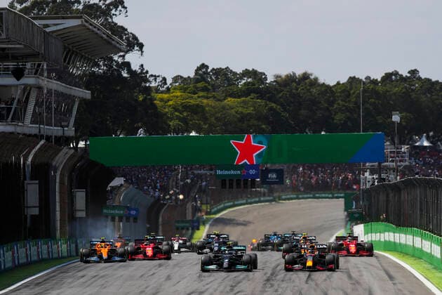 Start of the race, 77 BOTTAS Valtteri (fin), Mercedes AMG F1 GP W12 E Performance, 33 VERSTAPPEN Max (nld), Red Bull Racing Honda RB16B, action during the Formula 1 Heineken Grande Premio De Sao Paulo 2021, Sao Paulo Grand Prix, 19th round of the 2021 FIA Formula One World Championship, WM, Weltmeisterschaft from November 12 to 14, 2021 on the Interlagos Circuit, in Sao Paulo, Brazil - F1 - SAO PAULO GRAND PRIX 2021 - RACE DPPI Panoramic  00121040_FGO04068.JPG_