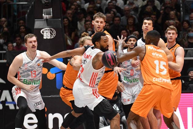 Darrun Hilliard FC Bayern Muenchen Basketball Center and Frantz Massenat Niners Chemnitz re , Niners Chemnitz vs FC Bayern Muenchen, 14 11 2021, BBL Cup, Quarterfinals, GER, 2021 2022 season Niners Chemnitz vs FC Bayern Muenchen, 14 11 2021, BBL Cup, Quarterfinals, GER, 2021 2022 season Chemnitz. Copyright: xBertxHarzer xEibner-xPressefotox