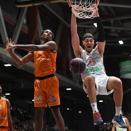 Gavin Schilling FC Bayern Muenchen Basketball r and Isiaha Mike Niners Chemnitz li , Niners Chemnitz vs FC Bayern Muenchen, 14 11 2021, BBL Pokal, Quarterfinals, GER, Season 2021 2022 Niners Chemnitz vs FC Bayern Muenchen, 14 11 2021, BBL Pokal, Quarterfinals, GER, Season 2021 2022 Chemnitz Copyright: xBertxHarzer xEibner-xPressefotox