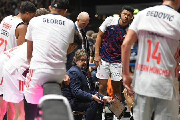 Andrea Trinchieri Head Coach, Head Coach, FC Bayern Muenchen Basketball Center, Niners Chemnitz vs FC Bayern Muenchen, 14 11 2021, BBL Cup, Quarterfinals, GER, Season 2021 2022 Niners Chemnitz vs FC Bayern Muenchen, 14 11 2021, BBL Cup, Quarterfinals, GER, Season 2021 2022 Chemnitz Copyright: xBertxHarzer xEibner-xPressefotox