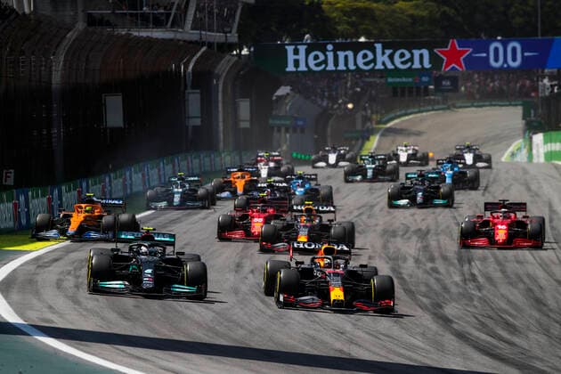 Start of the race, 77 BOTTAS Valtteri (fin), Mercedes AMG F1 GP W12 E Performance, 33 VERSTAPPEN Max (nld), Red Bull Racing Honda RB16B, action during the Formula 1 Heineken Grande Premio De Sao Paulo 2021, Sao Paulo Grand Prix, 19th round of the 2021 FIA Formula One World Championship, WM, Weltmeisterschaft from November 12 to 14, 2021 on the Interlagos Circuit, in Sao Paulo, Brazil - F1 - SAO PAULO GRAND PRIX 2021 - RACE DPPI Panoramic  00121040_FGO04079.JPG_