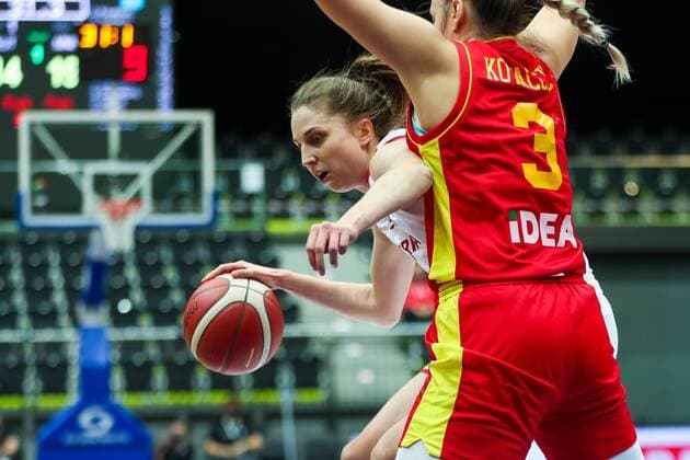 BASKETBALL - FIBA EURO Quali, AUT vs MNE SCHWECHAT,AUSTRIA,14.NOV.21 - BASKETBALL - FIBA WomenÕs EURO Basket 2023 Qualification, OEBV international match, Länderspiel, Nationalmannschaft Austria vs Montenegro. Image shows Sarah Pebbels Maria Schicher (AUT).  GEPAxpictures xPhilippxBrem