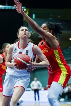 BASKETBALL - FIBA EURO Quali, AUT vs MNE SCHWECHAT,AUSTRIA,14.NOV.21 - BASKETBALL - FIBA WomenÕs EURO Basket 2023 Qualification, OEBV international match, Länderspiel, Nationalmannschaft Austria vs Montenegro. Image shows Sarah Pebbels Maria Schicher (AUT) and Markeisha Gatling (MNE).  GEPAxpictures xPhilippxBrem