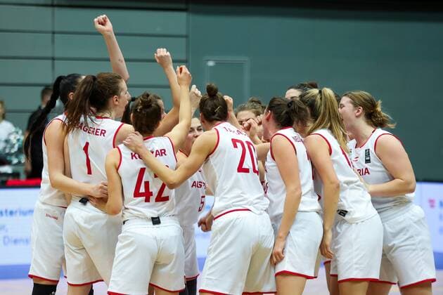 BASKETBALL - FIBA EURO Quali, AUT vs MNE SCHWECHAT,AUSTRIA,14.NOV.21 - BASKETBALL - FIBA WomenÕs EURO Basket 2023 Qualification, OEBV international match, Länderspiel, Nationalmannschaft Austria vs Montenegro. Image shows the team of AUT.  GEPAxpictures xPhilippxBrem