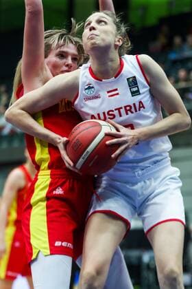 BASKETBALL - FIBA EURO Quali, AUT vs MNE SCHWECHAT,AUSTRIA,14.NOV.21 - BASKETBALL - FIBA WomenÕs EURO Basket 2023 Qualification, OEBV international match, Länderspiel, Nationalmannschaft Austria vs Montenegro. Image shows Kristina Rakovic (MNE) and Sarah Pebbels Maria Schicher (AUT).  GEPAxpictures xPhilippxBrem