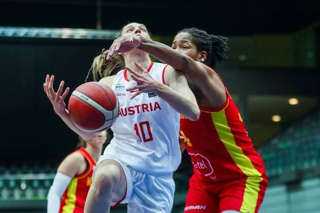 BASKETBALL - FIBA EURO Quali, AUT vs MNE SCHWECHAT,AUSTRIA,14.NOV.21 - BASKETBALL - FIBA WomenÕs EURO Basket 2023 Qualification, OEBV international match, Länderspiel, Nationalmannschaft Austria vs Montenegro. Image shows Sarah Pebbels Maria Schicher (AUT) and Markeisha Gatling (MNE).  GEPAxpictures xPhilippxBrem