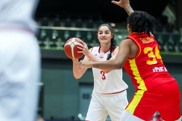 BASKETBALL - FIBA EURO Quali, AUT vs MNE SCHWECHAT,AUSTRIA,14.NOV.21 - BASKETBALL - FIBA WomenÕs EURO Basket 2023 Qualification, OEBV international match, Länderspiel, Nationalmannschaft Austria vs Montenegro. Image shows Julia Koeppl (AUT) and Markeisha Gatling (MNE).  GEPAxpictures xPhilippxBrem