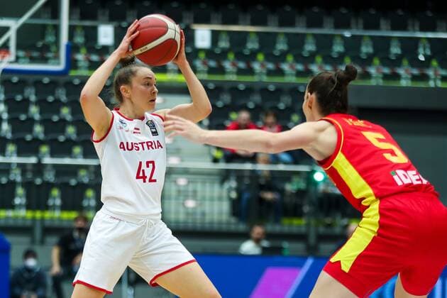 BASKETBALL - FIBA EURO Quali, AUT vs MNE SCHWECHAT,AUSTRIA,14.NOV.21 - BASKETBALL - FIBA WomenÕs EURO Basket 2023 Qualification, OEBV international match, Länderspiel, Nationalmannschaft Austria vs Montenegro. Image shows Sigrid Elisabeth Koizar (AUT) and Jovana Pasic (MNE).  GEPAxpictures xPhilippxBrem