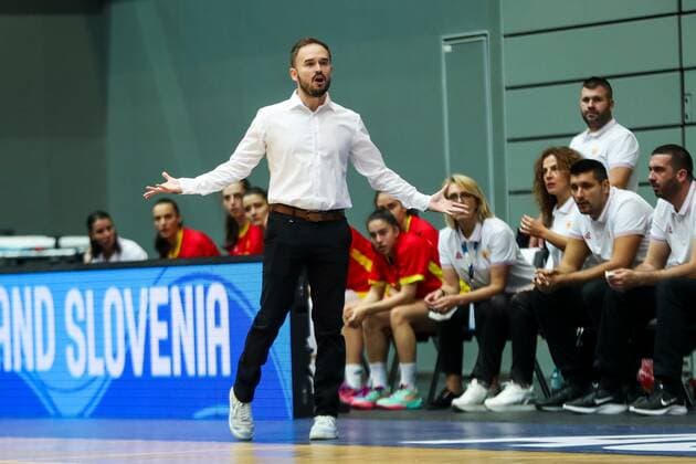 BASKETBALL - FIBA EURO Quali, AUT vs MNE SCHWECHAT,AUSTRIA,14.NOV.21 - BASKETBALL - FIBA WomenÕs EURO Basket 2023 Qualification, OEBV international match, Länderspiel, Nationalmannschaft Austria vs Montenegro. Image shows head coach Alberto Carlos Antuna Leal (MNE).  GEPAxpictures xPhilippxBrem