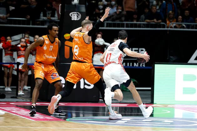14 11 2021, easyCredit Basketball Bundesliga, Magentasport BBL Cup, 2020 2021 season, men, Chemnitz Niners FC Bayern Munich Basketball Vladimir Lucic, FC Bayern Munich Basketball, Jan Niklas Wimberg, Niners Chemnitz Chemnitz Messe Chemnitz Sachsen Germany