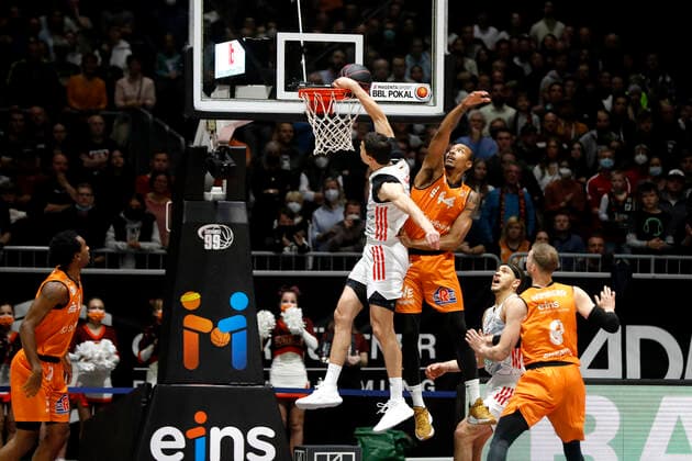14 11 2021, easyCredit Basketball Bundesliga, Magentasport BBL Cup, 2020 2021 season, mens, Chemnitz Niners FC Bayern Munich Basketball Vladimir Lucic, FC Bayern Munich Basketball attempting dunk, Darion Atkins, Niners Chemnitz Chemnitz Fair Chemnitz Saxony Germany