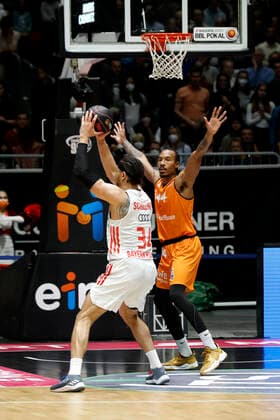 14 11 2021, easyCredit Basketball Bundesliga, Magentasport BBL Cup, 2020 2021 season, mens, Chemnitz Niners FC Bayern Munich Basketball Gavin Schilling, FC Bayern Munich Basketball, Darion Atkins, Niners Chemnitz Chemnitz Fair Chemnitz Saxony Germany