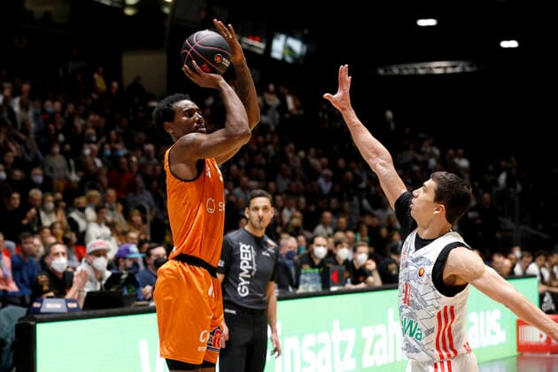 14 11 2021, easyCredit Basketball Bundesliga, Magentasport BBL Cup, 2020 2021 season, men, Chemnitz Niners FC Bayern Munich Basketball Isiaha Mike, Niners Chemnitz, Vladimir Lucic, FC Bayern Munich Basketball Chemnitz Messe Chemnitz Sachsen Germany