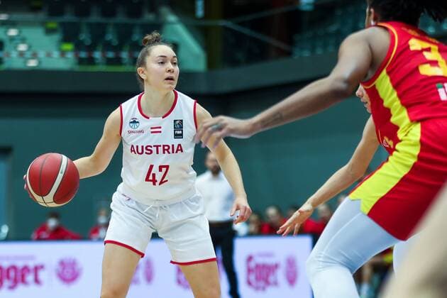 BASKETBALL - FIBA EURO Quali, AUT vs MNE SCHWECHAT,AUSTRIA,14.NOV.21 - BASKETBALL - FIBA WomenÕs EURO Basket 2023 Qualification, OEBV international match, Länderspiel, Nationalmannschaft Austria vs Montenegro. Image shows Sigrid Elisabeth Koizar (AUT).  GEPAxpictures xPhilippxBrem