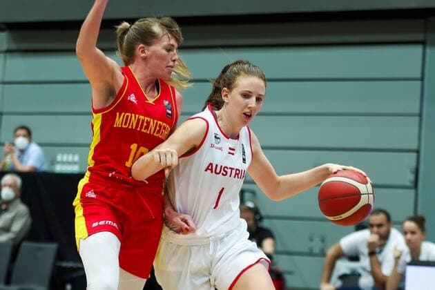 BASKETBALL - FIBA EURO Quali, AUT vs MNE SCHWECHAT,AUSTRIA,14.NOV.21 - BASKETBALL - FIBA WomenÕs EURO Basket 2023 Qualification, OEBV international match, Länderspiel, Nationalmannschaft Austria vs Montenegro. Image shows Kristina Rakovic (MNE) and Sarah Sagerer (AUT).  GEPAxpictures xPhilippxBrem