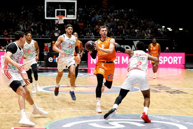 14 11 2021, easyCredit Basketball Bundesliga, Magentasport BBL Cup, 2020 2021 season, men, Chemnitz Niners FC Bayern Munich Basketball Jan Niklas Wimberg, Niners Chemnitz, Corey Walden, FC Bayern Munich Basketball Chemnitz Messe Chemnitz Sachsen Germany