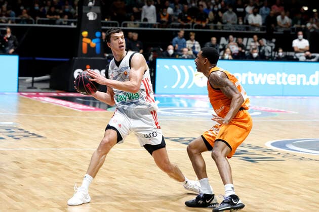 14 11 2021, easyCredit Basketball Bundesliga, Magentasport BBL Cup, 2020 2021 season, men, Chemnitz Niners FC Bayern Munich Basketball Vladimir Lucic, FC Bayern Munich Basketball, Gerald Robinson, Niners Chemnitz Chemnitz Fair Chemnitz Saxony Germany