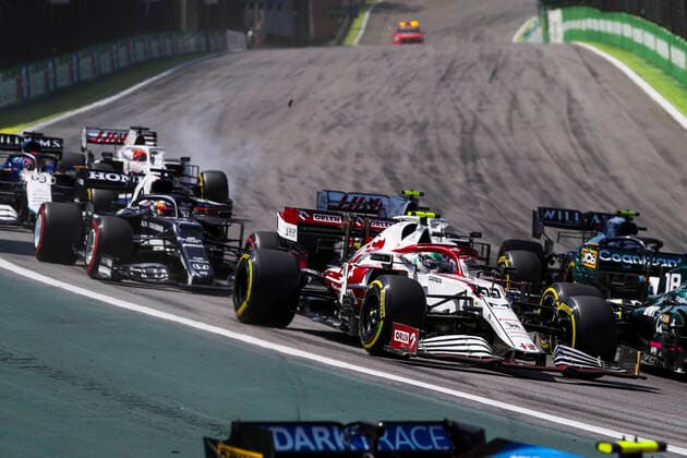 99 GIOVINAZZI Antonio (ita), Alfa Romeo Racing ORLEN C41, action at the start of the race during the Formula 1 Heineken Grande Premio De Sao Paulo 2021, Sao Paulo Grand Prix, 19th round of the 2021 FIA Formula One World Championship, WM, Weltmeisterschaft from November 12 to 14, 2021 on the Interlagos Circuit, in Sao Paulo, Brazil - F1 - SAO PAULO GRAND PRIX 2021 - RACE DPPI Panoramic  00121040_FGO04095.JPG_