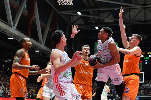 Augustine Rubit FC Bayern Muenchen Basketball on the ball, Nihad Djedovic FC Bayern Muenchen Basketball left and Mindaugas Susinskas Niners Chemnitz right , Niners Chemnitz vs FC Bayern Muenchen, 14 11 2021, BBL Pokal, Quarterfinal, GER, Season 2021 2022 Niners Chemnitz vs FC Bayern Muenchen, 14 11 2021, BBL Pokal, Quarterfinal, GER, Season 2021 2022 Chemnitz Copyright: xBertxHarzer xEibner-xPressefotox