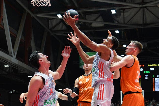 Augustine Rubit FC Bayern Muenchen Basketball on the ball, Nihad Djedovic FC Bayern Muenchen Basketball left and Mindaugas Susinskas Niners Chemnitz right , Niners Chemnitz vs FC Bayern Muenchen, 14 11 2021, BBL Pokal, Quarterfinal, GER, Season 2021 2022 Niners Chemnitz vs FC Bayern Muenchen, 14 11 2021, BBL Pokal, Quarterfinal, GER, Season 2021 2022 Chemnitz Copyright: xBertxHarzer xEibner-xPressefotox
