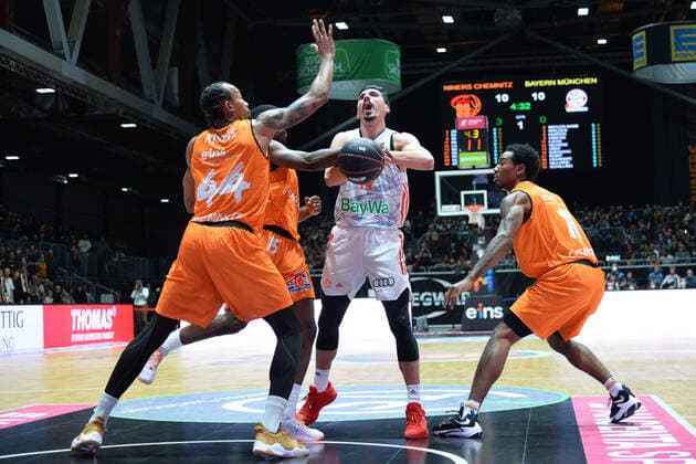 Nihad Djedovic FC Bayern Muenchen Basketball center, Isiaha Mike Niners Chemnitz right and Darion Atkins Niners Chemnitz left , Niners Chemnitz vs FC Bayern Muenchen, 14 11 2021, BBL Pokal, Quarterfinals, GER, Season 2021 2022 Niners Chemnitz vs FC Bayern Muenchen, 14 11 2021, BBL Pokal, Quarterfinals, GER, Season 2021 2022 Chemnitz Copyright: xBertxHarzer xEibner-xPressefotox