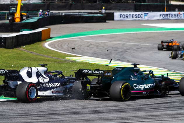 Contact between 22 TSUNODA Yuki (jap), Scuderia AlphaTauri Honda AT02, 18 STROLL Lance (can), Aston Martin F1 AMR21, action during the Formula 1 Heineken Grande Premio De Sao Paulo 2021, Sao Paulo Grand Prix, 19th round of the 2021 FIA Formula One World Championship, WM, Weltmeisterschaft from November 12 to 14, 2021 on the Interlagos Circuit, in Sao Paulo, Brazil - F1 - SAO PAULO GRAND PRIX 2021 - RACE DPPI Panoramic  00121040_FGO04180.JPG_