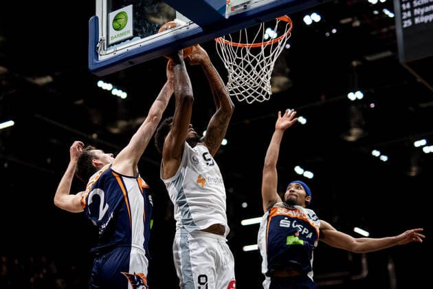 14 11 2021 Basketball Season 2021 2022 2 Bundesliga Pro A 10 Game Nuremberg Falcons Basketball Club NBC Rostock Seawolves ThHa Stefan Ilzhöfer Ilzhoefer 12, Rostock Seawolves Josh Price 9, Nuremberg Falcons BC NBC Nijal Eman Pearson 22, Rostock Seawolves