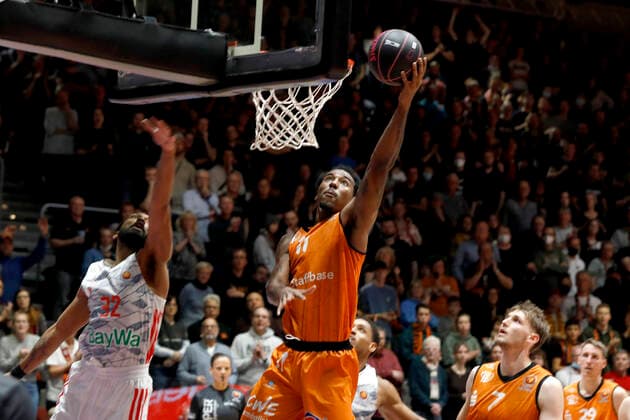 14 11 2021, easyCredit Basketball Bundesliga, Magentasport BBL Cup, 2020 2021 season, men, Chemnitz Niners FC Bayern Munich Basketball Isiaha Mike, Niners Chemnitz Chemnitz Fair Chemnitz Saxony Germany