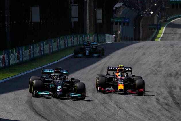 44 HAMILTON Lewis (gbr), Mercedes AMG F1 GP W12 E Performance, 11 PEREZ Sergio (mex), Red Bull Racing Honda RB16B, action during the Formula 1 Heineken Grande Premio De Sao Paulo 2021, Sao Paulo Grand Prix, 19th round of the 2021 FIA Formula One World Championship, WM, Weltmeisterschaft from November 12 to 14, 2021 on the Interlagos Circuit, in Sao Paulo, Brazil - F1 - SAO PAULO GRAND PRIX 2021 - RACE DPPI Panoramic  FGO04314