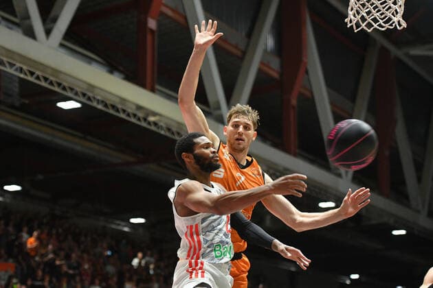 Corey Walden FC Bayern Muenchen Basketball left and Jonas Richter Niners Chemnitz right , Niners Chemnitz vs FC Bayern Muenchen, 14 11 2021, BBL Pokal, Quarterfinals, GER, Season 2021 2022 Niners Chemnitz vs FC Bayern Muenchen, 14 11 2021, BBL Pokal, Quarterfinals, GER, Season 2021 2022 Chemnitz Copyright: xBertxHarzer xEibner-xPressefotox