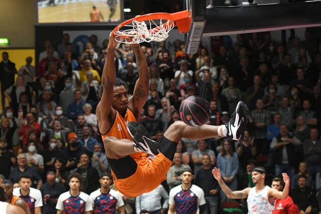 Isiaha Mike Niners Chemnitz at the basket, Niners Chemnitz vs FC Bayern Muenchen, 14 11 2021, BBL Pokal, Quarterfinal, GER, Season 2021 2022 Niners Chemnitz vs FC Bayern Muenchen, 14 11 2021, BBL Pokal, Quarterfinal, GER, Season 2021 2022 Chemnitz Copyright: xBertxHarzer xEibner-xPressefotox