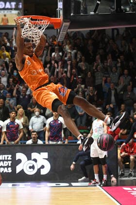 Isiaha Mike Niners Chemnitz at the basket, Niners Chemnitz vs FC Bayern Muenchen, 14 11 2021, BBL Pokal, Quarterfinal, GER, Season 2021 2022 Niners Chemnitz vs FC Bayern Muenchen, 14 11 2021, BBL Pokal, Quarterfinal, GER, Season 2021 2022 Chemnitz Copyright: xBertxHarzer xEibner-xPressefotox