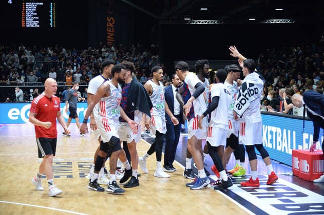 FC Bayern Muenchen basketball team catches up and cheers, Niners Chemnitz vs FC Bayern Muenchen, 14 11 2021, BBL Pokal, quarterfinals, GER, 2021 2022 season Niners Chemnitz vs FC Bayern Muenchen, 14 11 2021, BBL Pokal, quarterfinals, GER, 2021 2022 season Chemnitz... Copyright: xBertxHarzer xEibner-xPressefotox