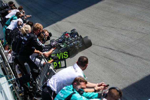 HAMILTON Lewis (gbr), Mercedes AMG F1 GP W12 E Performance, action celebrating race victory during the Formula 1 Heineken Grande Premio De Sao Paulo 2021, Sao Paulo Grand Prix, 19th round of the 2021 FIA Formula One World Championship, WM, Weltmeisterschaft from November 12 to 14, 2021 on the Interlagos Circuit, in Sao Paulo, Brazil - F1 - SAO PAULO GRAND PRIX 2021 - RACE DPPI Panoramic  20211114_GOODEN_FGO04557