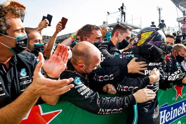 HAMILTON Lewis (gbr), Mercedes AMG F1 GP W12 E Performance, action during the Formula 1 Heineken Grande Premio De Sao Paulo 2021, Sao Paulo Grand Prix, 19th round of the 2021 FIA Formula One World Championship, WM, Weltmeisterschaft from November 12 to 14, 2021 on the Interlagos Circuit, in Sao Paulo, Brazil - F1 - SAO PAULO GRAND PRIX 2021 - RACE DPPI Panoramic  00121040__V2_0489.jpg
