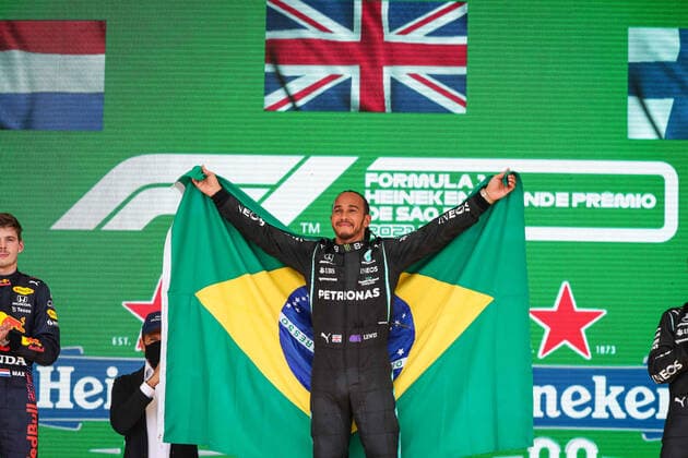HAMILTON Lewis (gbr), Mercedes AMG F1 GP W12 E Performance, portrait celebrating victory on the podium during the Formula 1 Heineken Grande Premio De Sao Paulo 2021, Sao Paulo Grand Prix, 19th round of the 2021 FIA Formula One World Championship, WM, Weltmeisterschaft from November 12 to 14, 2021 on the Interlagos Circuit, in Sao Paulo, Brazil - F1 - SAO PAULO GRAND PRIX 2021 - RACE DPPI Panoramic  20211114_GOODEN_FGO04760