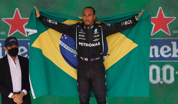 Grande Prêmio São Paulo 2021 de Fórmula 1 SÃO PAULO, SP - 14.11.2021: GRANDE PRÊMIO SÃO PAULO 2021 DE FÓRMULA 1 - MERCEDES team driver Lewis Hamilton celebrates his victory during the Formula 1 S?o Paulo 2021 Grand Prix held at the Jose Carlos Pace Autodrome in Interlagos, S?o Paulo, SP. (Photo: Rodolfo Buhrer La Imagem Fotoarena) x2141679x  RodolfoxBuhrer
